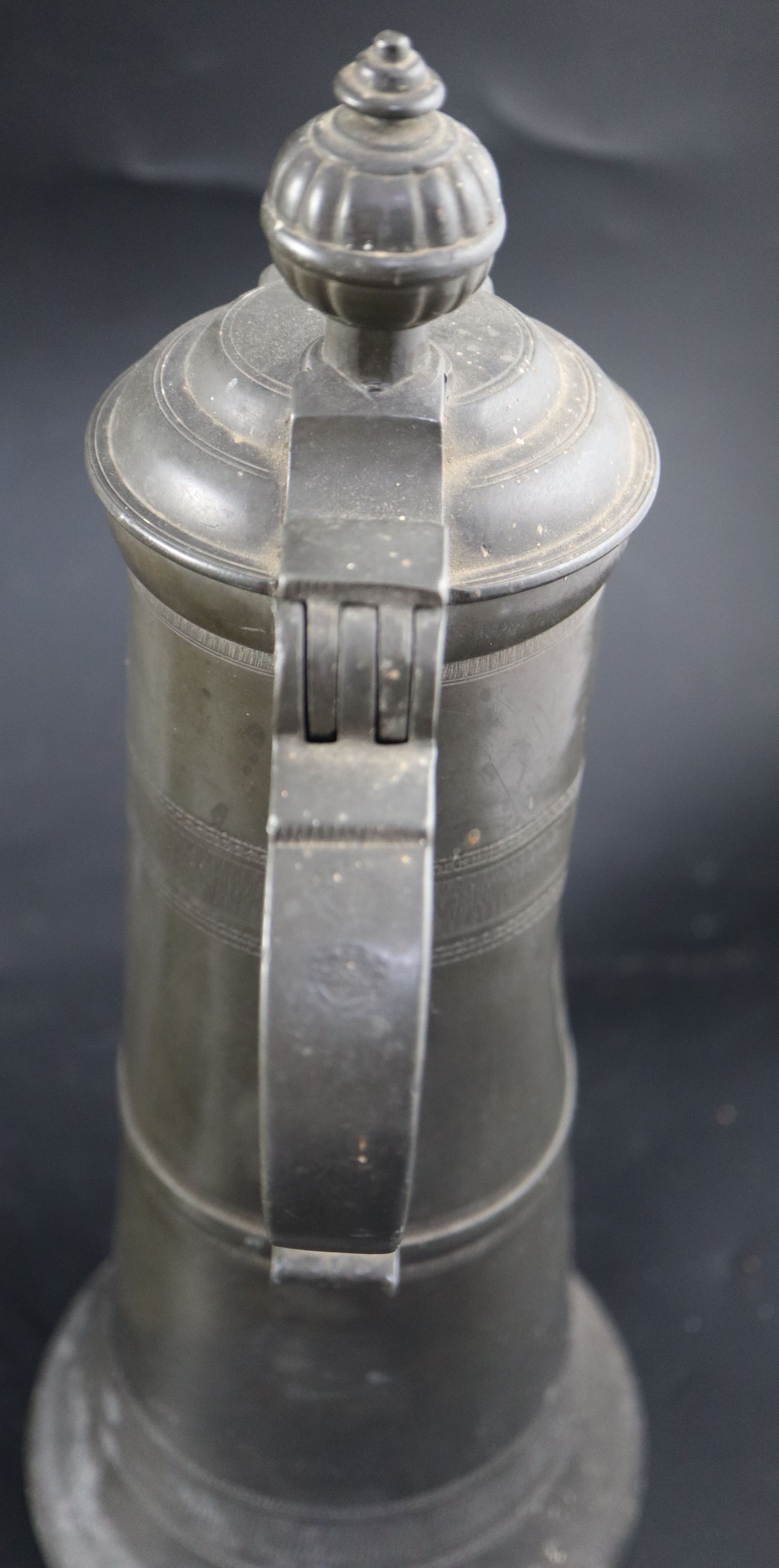 An 18th century Continental pewter flagon,